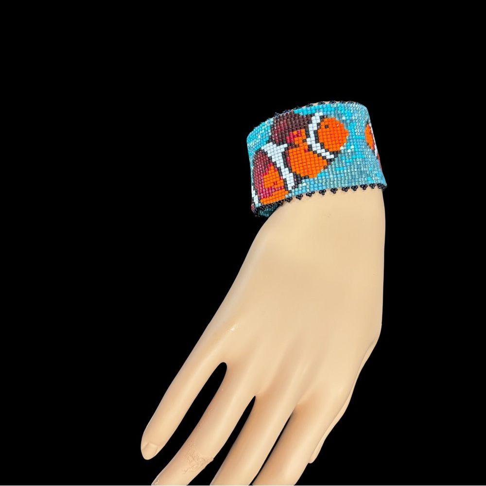Hand Crafted beaded bracelet with clown fish in ocean garnet accents adjustable - Picture 8 of 8